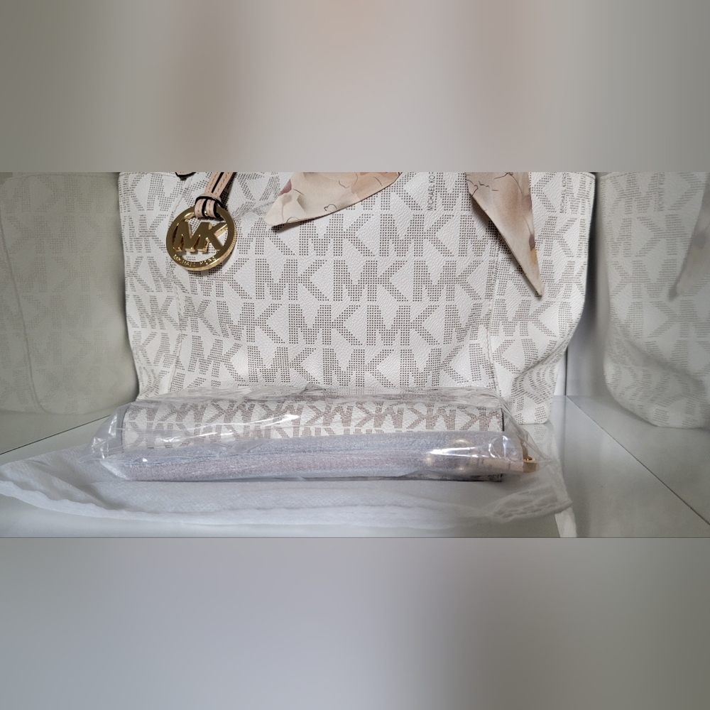 Michael Kors Beige and Gold Wallet - Picture 5 of 8